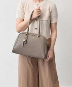 INTER-CHAUSSURES 【CHRISTIAN VILLA】チャーム付きシュリンクレザーハンドバッグ