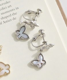 Maison de FLEUR バタフライシェルイヤリング