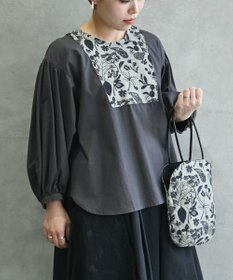 muuc 〈心地よいコットン・シアサッカー生地〉筆記帳刺繍ノーカラー左肩開きブラウス