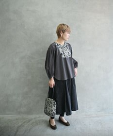 muuc 〈心地よいコットン・シアサッカー生地〉筆記帳刺繍ノーカラー左肩開きブラウス