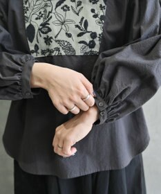 muuc 〈心地よいコットン・シアサッカー生地〉筆記帳刺繍ノーカラー左肩開きブラウス