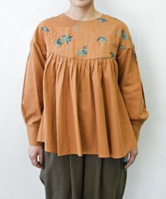 muuc 〈遠州織物の工場で作られた上質なコットンウール生地〉ナタチュウムの花刺繍 プルオーバーブラウス