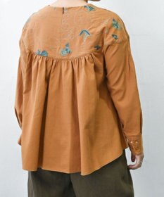 muuc 〈遠州織物の工場で作られた上質なコットンウール生地〉ナタチュウムの花刺繍 プルオーバーブラウス