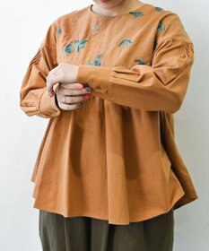 muuc 〈遠州織物の工場で作られた上質なコットンウール生地〉ナタチュウムの花刺繍 プルオーバーブラウス