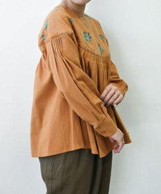 muuc 〈遠州織物の工場で作られた上質なコットンウール生地〉ナタチュウムの花刺繍 プルオーバーブラウス