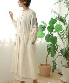 muuc 〈遠州織物の工場で作られた上質なコットン生地〉〈2WAY〉ビオラ刺繍 タッセル付きウエスト紐あり シェルボタン使用 ノーカラー 羽織り＆ワンピースドレス