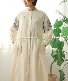 muuc 〈遠州織物の工場で作られた上質なコットン生地〉〈2WAY〉ビオラ刺繍 タッセル付きウエスト紐あり シェルボタン使用 ノーカラー 羽織り＆ワンピースドレス