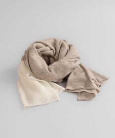AND WOOL 〈上質な素材と手仕事から生まれた優しいニット〉カシミヤ100%の大判ストール（ツートンカラー）