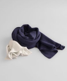 AND WOOL 〈上質な素材と手仕事から生まれた優しいニット〉カシミヤ100%の大判ストール（ツートンカラー）