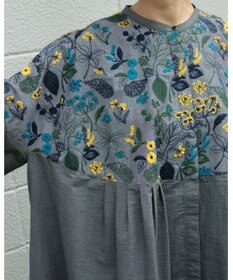 muuc 筆記帳刺繍ヨーク切り替えワンピース〈国産・muucオリジナル総柄刺繍〉〈オーガニック綿〉〈前開き・羽織にも〉〈3シーズン春夏秋〉