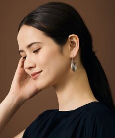 自由区 【SHIHOさん着用・大ぶり】スワール ピアス