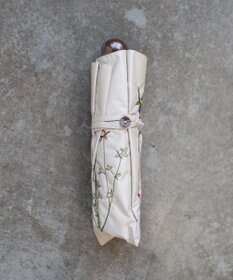 AND WOOL 〈一級遮光生地・晴雨兼用〉ボタニカル刺繍の日傘 （折りたたみ傘タイプ）