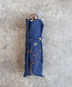 AND WOOL 〈一級遮光生地・晴雨兼用〉ボタニカル刺繍の日傘 （折りたたみ傘タイプ）