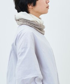 AND WOOL 〈上質な素材と手仕事から生まれたニット〉ホワイトカシミヤ100％のスヌード　（ツートンカラー）