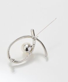 Phoebe クロスカーブパールビジューブローチ　シルバー