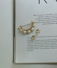 Phoebe <オンワード限定セット>痛くないシリーズ/金属アレルギー対応ソロパールフープライトフィットイヤリング×フォーマルパールビジューハーフブローチ