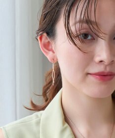 Phoebe 【痛くないシリーズ/金属アレルギー対応】スウィングクリスタルループフィットイヤリング　シャンパンゴールド