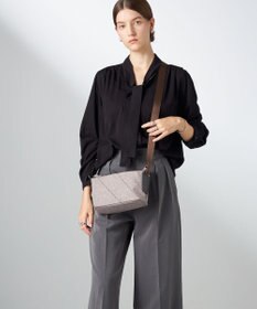 Y'SACCS ストリームラインポシェット