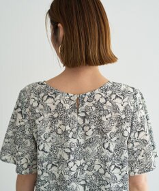 YECCA VECCA ラインフルーツ柄ラッフルブラウス