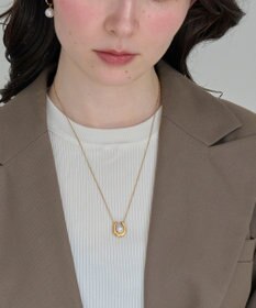 Phoebe 〈金属アレルギー対応〉メタリックパールホースシューネックレス　ゴールド　ステンレス/馬蹄/蹄鉄/ラッキーモチーフ/ギフト/プレゼント/大ぶり