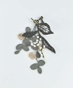 AND WOOL ミモザ刺繍のイヤリング