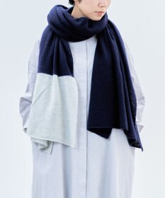 AND WOOL 〈上質な素材と手仕事から生まれた優しいニット〉カシミヤ100%の大判ストール（ツートンカラー）