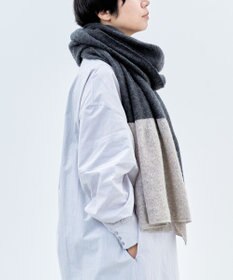 AND WOOL 〈上質な素材と手仕事から生まれた優しいニット〉カシミヤ100%の大判ストール（ツートンカラー）