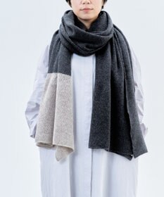 AND WOOL 〈上質な素材と手仕事から生まれた優しいニット〉カシミヤ100%の大判ストール（ツートンカラー）