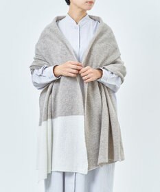 AND WOOL 〈上質な素材と手仕事から生まれた優しいニット〉カシミヤ100%の大判ストール（ツートンカラー）