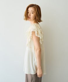 YECCA VECCA ラッフルVネックブラウス