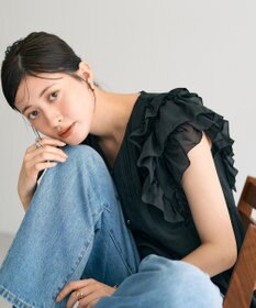 YECCA VECCA ラッフルVネックブラウス