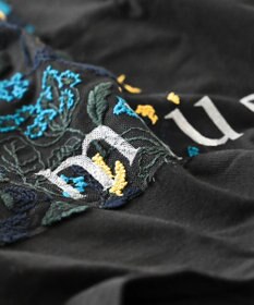 muuc 〈オープンエンド糸使用ドライタッチコットン生地〉筆記帳刺繍オーバーサイズTシャツ