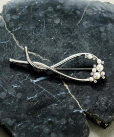 ANY SIS パール調ツイスト ブローチ シルバー