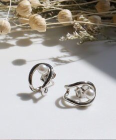 Tiaclasse 小ぶりパール付きピアス