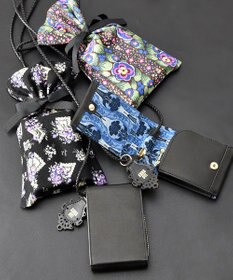 ANNA SUI エニータイム ショルダー付きミニマルチケース