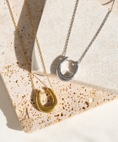 Phoebe 〈金属アレルギー対応〉メタリックホースシューネックレス　シルバー　ステンレス/馬蹄/蹄鉄/ラッキーモチーフ/ギフト/プレゼント/大ぶり