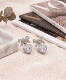 Tiaclasse 【金属アレルギー対応商品】リボン＋リッチストーンピアス・イヤリング