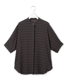 ICB 【新色追加・WEB限定カラーあり】BackSatinAmunzen 5分袖バンドカラーブラウス ブラック×モカ幾何学柄