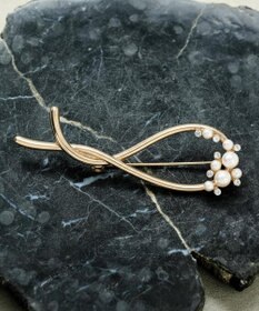 ANY SIS パール調ツイスト ブローチ ゴールド