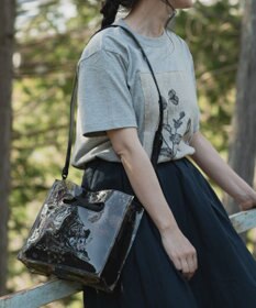 muuc 〈2WAY〉色糸花刺繍模様 ビニール生地 牛革ショルダー紐付き スクエアバッグ