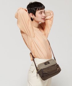 LA BAGAGERIE ウォータープルーフナイロン　スクエアショルダー