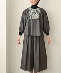 muuc 〈心地よいコットン・シアサッカー生地〉筆記帳刺繍ノーカラー左肩開きブラウス