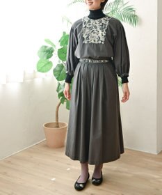 muuc 〈心地よいコットン・シアサッカー生地〉筆記帳刺繍ノーカラー左肩開きブラウス