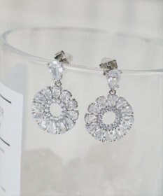 Tiaclasse 【金属アレルギー対応】クリスタルフラワーピアス