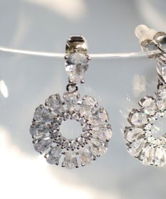 Tiaclasse 【金属アレルギー対応】クリスタルフラワーピアス