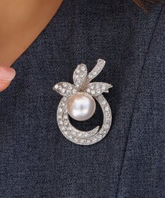 Tiaclasse ミニクリスタルブローチ