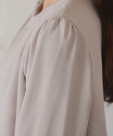 Tiaclasse 【洗える】ネックレス見えパーツ付きタックブラウス