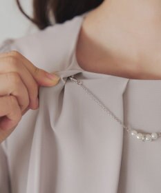 Tiaclasse 【洗える】ネックレス見えパーツ付きタックブラウス