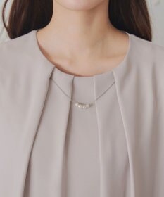 Tiaclasse 【洗える】ネックレス見えパーツ付きタックブラウス