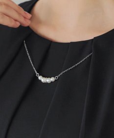 Tiaclasse 【洗える】ネックレス見えパーツ付きタックブラウス